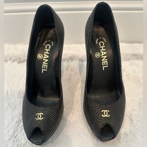 CHANEL BLACK/GOLD size 36 peep toe pumps